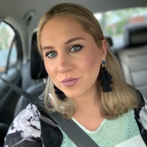 Meet your Posher, Courtney - Picture 2 of 3